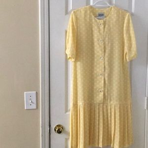 classic by leslie fay yellow/white polka dot pleated dress size 8p. No lining.